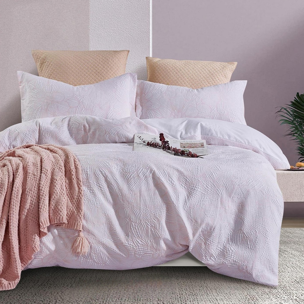 Zuma dekbedovertrek met reliëf en bloemenmotief. Beddengoedset