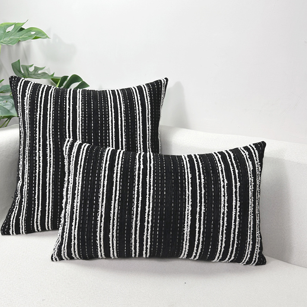 Decoratief kussen van gestreept chenille-textuur
