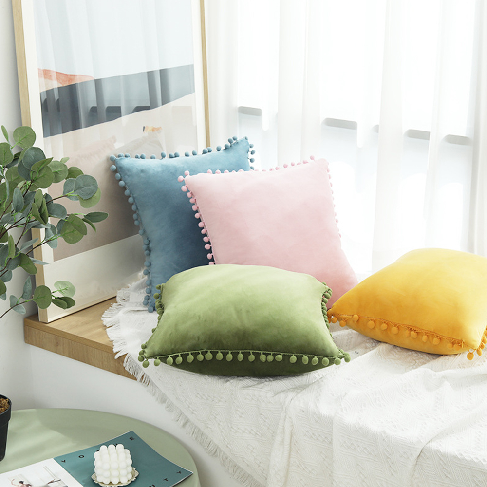 Fluwelen kussen decokussen met pom pom-bolrand